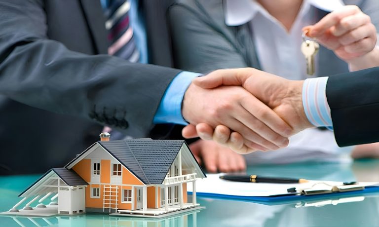 Immobilienmakler übergibt nach erfolgreichem Verkauf die Hausschlüssel – Immobilienmakler werden in Heidelberg, Mannheim und im Rhein-Neckar-Kreis
