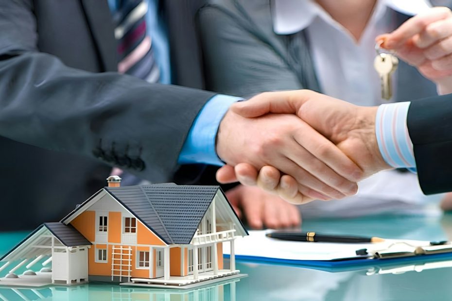 Immobilienmakler übergibt nach erfolgreichem Verkauf die Hausschlüssel – Immobilienmakler werden in Heidelberg, Mannheim und im Rhein-Neckar-Kreis